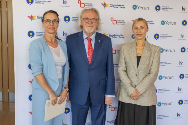 Uroczyste wręczenie Nagród Rektora dla osób zatrudnionych w toruńskiej części UMK [fot. Mikołaj Kuras] Kliknij, aby powiększyć zdjęcie