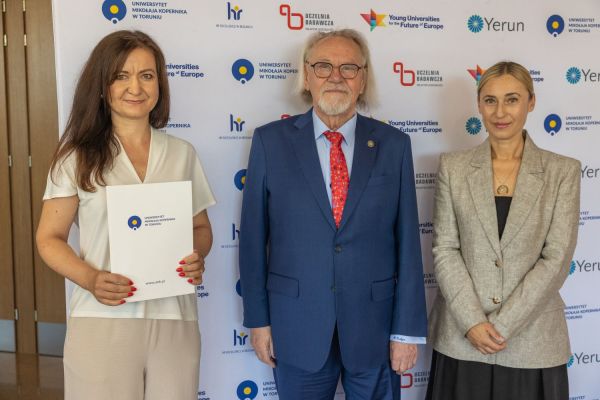 Uroczyste wręczenie Nagród Rektora dla osób zatrudnionych w toruńskiej części UMK [fot. Mikołaj Kuras] Kliknij, aby powiększyć zdjęcie