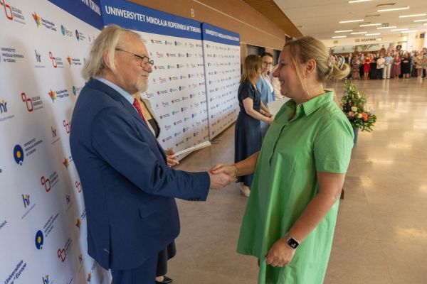 Uroczyste wręczenie Nagród Rektora dla osób zatrudnionych w toruńskiej części UMK [fot. Mikołaj Kuras] Kliknij, aby powiększyć zdjęcie