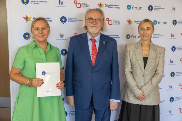 Uroczyste wręczenie Nagród Rektora dla osób zatrudnionych w toruńskiej części UMK [fot. Mikołaj Kuras] Kliknij, aby powiększyć zdjęcie