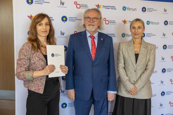 Uroczyste wręczenie Nagród Rektora dla osób zatrudnionych w toruńskiej części UMK [fot. Mikołaj Kuras] Kliknij, aby powiększyć zdjęcie