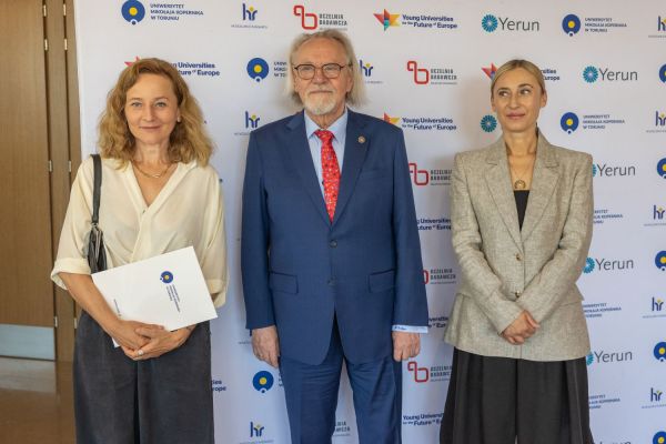 Uroczyste wręczenie Nagród Rektora dla osób zatrudnionych w toruńskiej części UMK [fot. Mikołaj Kuras] Kliknij, aby powiększyć zdjęcie