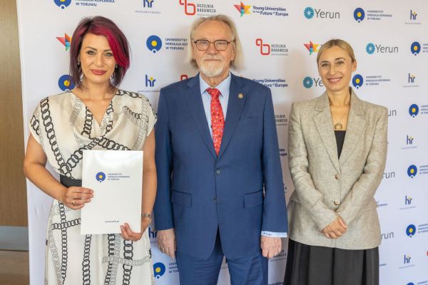 Uroczyste wręczenie Nagród Rektora dla osób zatrudnionych w toruńskiej części UMK [fot. Mikołaj Kuras] Kliknij, aby powiększyć zdjęcie