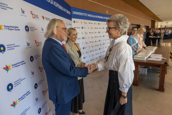 Uroczyste wręczenie Nagród Rektora dla osób zatrudnionych w toruńskiej części UMK [fot. Mikołaj Kuras] Kliknij, aby powiększyć zdjęcie