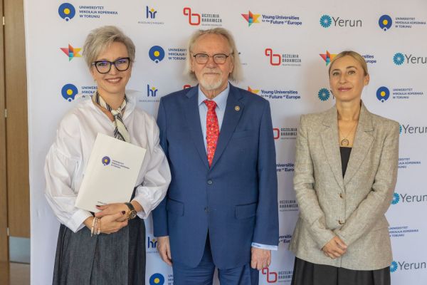 Uroczyste wręczenie Nagród Rektora dla osób zatrudnionych w toruńskiej części UMK [fot. Mikołaj Kuras] Kliknij, aby powiększyć zdjęcie