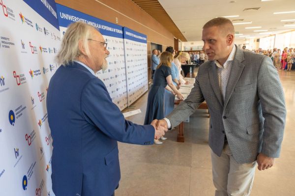 Uroczyste wręczenie Nagród Rektora dla osób zatrudnionych w toruńskiej części UMK [fot. Mikołaj Kuras] Kliknij, aby powiększyć zdjęcie