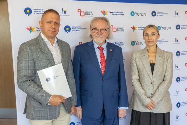 Uroczyste wręczenie Nagród Rektora dla osób zatrudnionych w toruńskiej części UMK [fot. Mikołaj Kuras] Kliknij, aby powiększyć zdjęcie