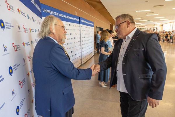 Uroczyste wręczenie Nagród Rektora dla osób zatrudnionych w toruńskiej części UMK [fot. Mikołaj Kuras] Kliknij, aby powiększyć zdjęcie
