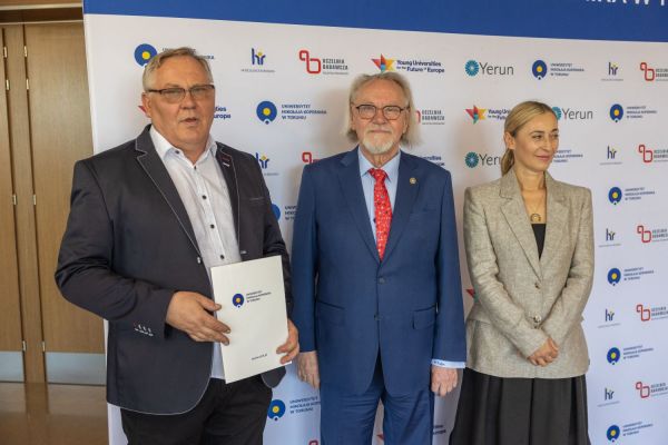Uroczyste wręczenie Nagród Rektora dla osób zatrudnionych w toruńskiej części UMK [fot. Mikołaj Kuras] Kliknij, aby powiększyć zdjęcie
