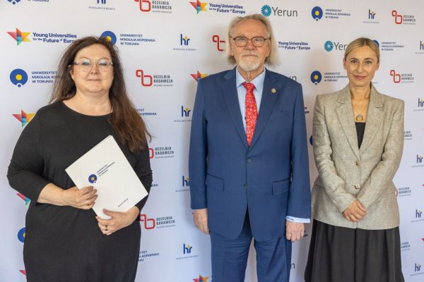 Uroczyste wręczenie Nagród Rektora dla osób zatrudnionych w toruńskiej części UMK [fot. Mikołaj Kuras] Kliknij, aby powiększyć zdjęcie