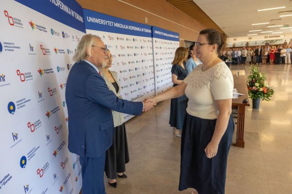 Uroczyste wręczenie Nagród Rektora dla osób zatrudnionych w toruńskiej części UMK [fot. Mikołaj Kuras] Kliknij, aby powiększyć zdjęcie