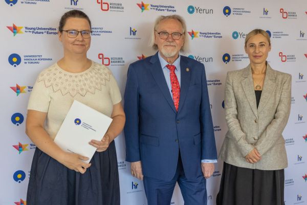 Uroczyste wręczenie Nagród Rektora dla osób zatrudnionych w toruńskiej części UMK [fot. Mikołaj Kuras] Kliknij, aby powiększyć zdjęcie