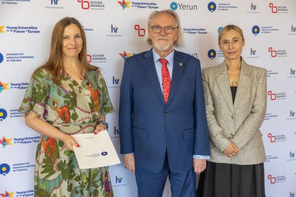 Uroczyste wręczenie Nagród Rektora dla osób zatrudnionych w toruńskiej części UMK [fot. Mikołaj Kuras] Kliknij, aby powiększyć zdjęcie