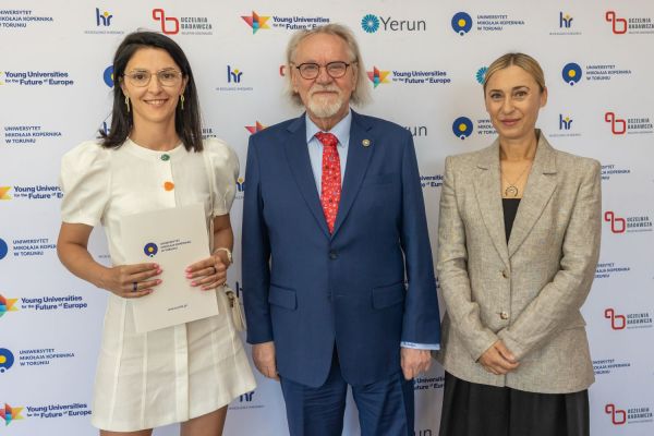 Uroczyste wręczenie Nagród Rektora dla osób zatrudnionych w toruńskiej części UMK [fot. Mikołaj Kuras] Kliknij, aby powiększyć zdjęcie