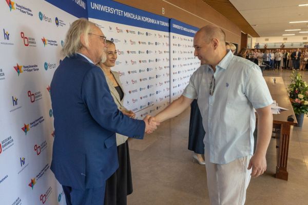 Uroczyste wręczenie Nagród Rektora dla osób zatrudnionych w toruńskiej części UMK [fot. Mikołaj Kuras] Kliknij, aby powiększyć zdjęcie
