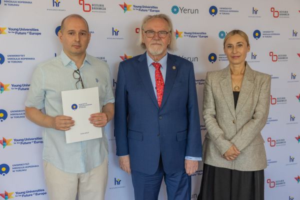 Uroczyste wręczenie Nagród Rektora dla osób zatrudnionych w toruńskiej części UMK [fot. Mikołaj Kuras] Kliknij, aby powiększyć zdjęcie