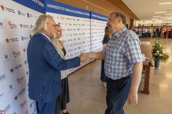 Uroczyste wręczenie Nagród Rektora dla osób zatrudnionych w toruńskiej części UMK [fot. Mikołaj Kuras] Kliknij, aby powiększyć zdjęcie