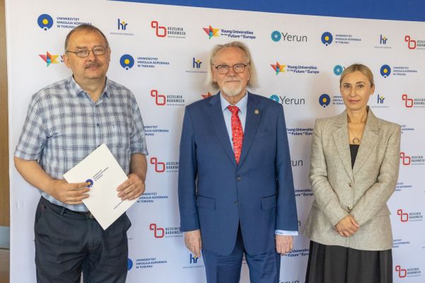 Uroczyste wręczenie Nagród Rektora dla osób zatrudnionych w toruńskiej części UMK [fot. Mikołaj Kuras] Kliknij, aby powiększyć zdjęcie