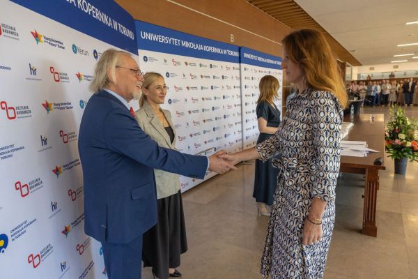 Uroczyste wręczenie Nagród Rektora dla osób zatrudnionych w toruńskiej części UMK [fot. Mikołaj Kuras] Kliknij, aby powiększyć zdjęcie