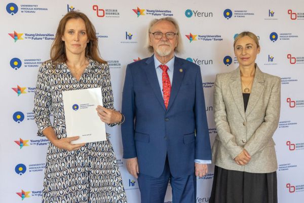 Uroczyste wręczenie Nagród Rektora dla osób zatrudnionych w toruńskiej części UMK [fot. Mikołaj Kuras] Kliknij, aby powiększyć zdjęcie