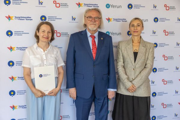Uroczyste wręczenie Nagród Rektora dla osób zatrudnionych w toruńskiej części UMK [fot. Mikołaj Kuras] Kliknij, aby powiększyć zdjęcie