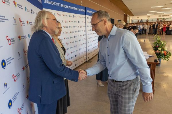 Uroczyste wręczenie Nagród Rektora dla osób zatrudnionych w toruńskiej części UMK [fot. Mikołaj Kuras] Kliknij, aby powiększyć zdjęcie