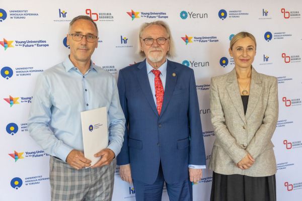 Uroczyste wręczenie Nagród Rektora dla osób zatrudnionych w toruńskiej części UMK [fot. Mikołaj Kuras] Kliknij, aby powiększyć zdjęcie