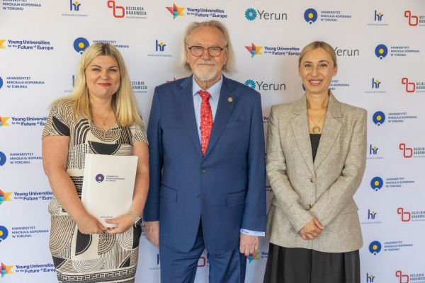 Uroczyste wręczenie Nagród Rektora dla osób zatrudnionych w toruńskiej części UMK [fot. Mikołaj Kuras] Kliknij, aby powiększyć zdjęcie
