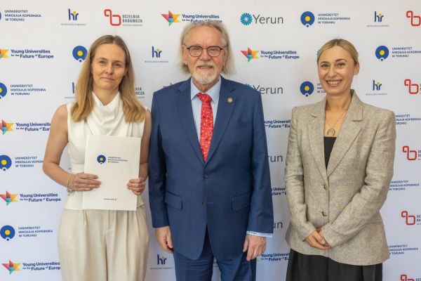 Uroczyste wręczenie Nagród Rektora dla osób zatrudnionych w toruńskiej części UMK [fot. Mikołaj Kuras] Kliknij, aby powiększyć zdjęcie