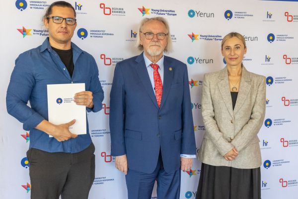 Uroczyste wręczenie Nagród Rektora dla osób zatrudnionych w toruńskiej części UMK [fot. Mikołaj Kuras] Kliknij, aby powiększyć zdjęcie