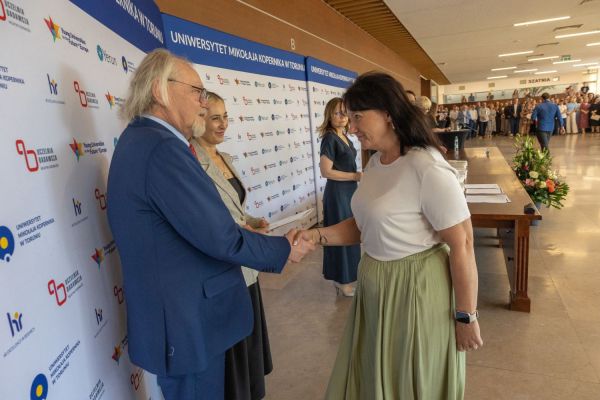 Uroczyste wręczenie Nagród Rektora dla osób zatrudnionych w toruńskiej części UMK [fot. Mikołaj Kuras] Kliknij, aby powiększyć zdjęcie