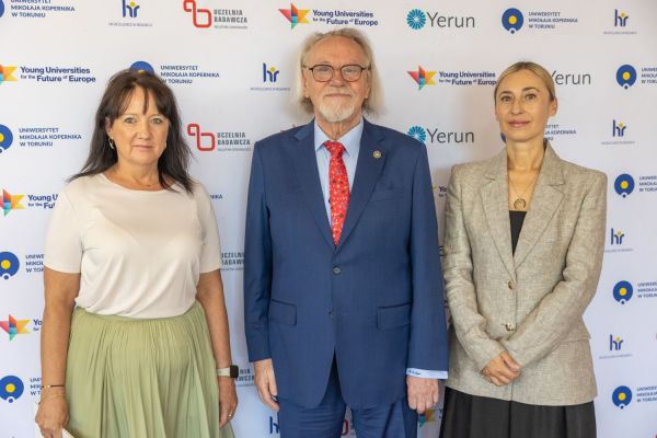 Uroczyste wręczenie Nagród Rektora dla osób zatrudnionych w toruńskiej części UMK [fot. Mikołaj Kuras] Kliknij, aby powiększyć zdjęcie