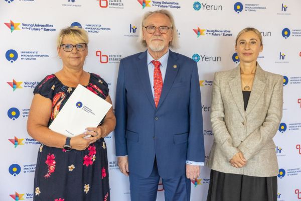 Uroczyste wręczenie Nagród Rektora dla osób zatrudnionych w toruńskiej części UMK [fot. Mikołaj Kuras] Kliknij, aby powiększyć zdjęcie