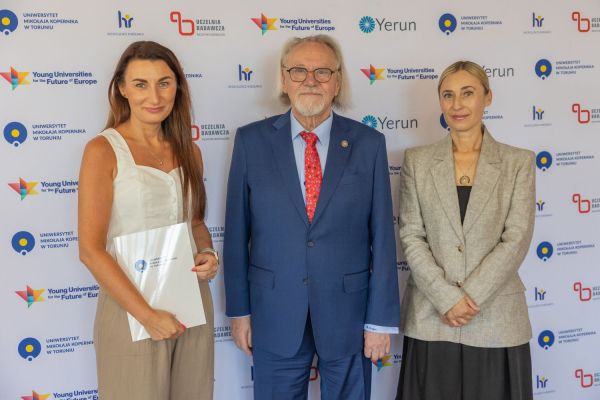 Uroczyste wręczenie Nagród Rektora dla osób zatrudnionych w toruńskiej części UMK [fot. Mikołaj Kuras] Kliknij, aby powiększyć zdjęcie