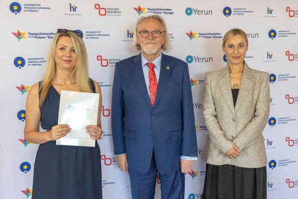 Uroczyste wręczenie Nagród Rektora dla osób zatrudnionych w toruńskiej części UMK [fot. Mikołaj Kuras] Kliknij, aby powiększyć zdjęcie