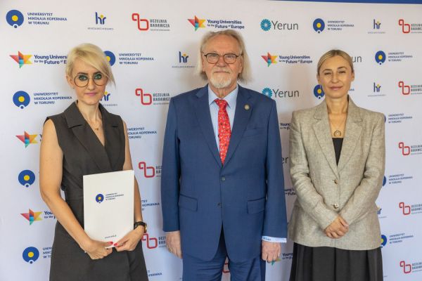 Uroczyste wręczenie Nagród Rektora dla osób zatrudnionych w toruńskiej części UMK [fot. Mikołaj Kuras] Kliknij, aby powiększyć zdjęcie