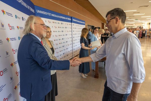 Uroczyste wręczenie Nagród Rektora dla osób zatrudnionych w toruńskiej części UMK [fot. Mikołaj Kuras] Kliknij, aby powiększyć zdjęcie