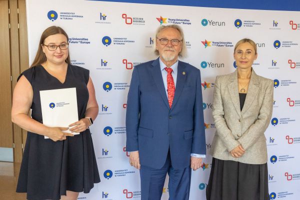 Uroczyste wręczenie Nagród Rektora dla osób zatrudnionych w toruńskiej części UMK [fot. Mikołaj Kuras] Kliknij, aby powiększyć zdjęcie