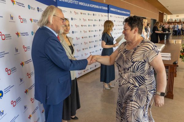 Uroczyste wręczenie Nagród Rektora dla osób zatrudnionych w toruńskiej części UMK [fot. Mikołaj Kuras] Kliknij, aby powiększyć zdjęcie