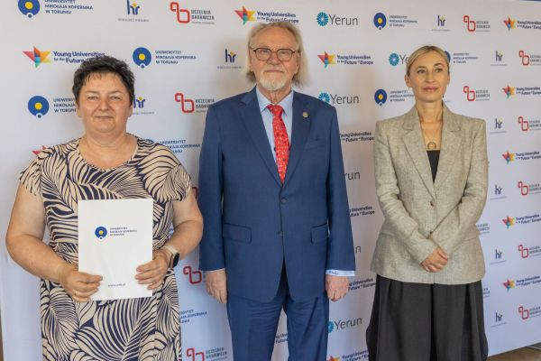 Uroczyste wręczenie Nagród Rektora dla osób zatrudnionych w toruńskiej części UMK [fot. Mikołaj Kuras] Kliknij, aby powiększyć zdjęcie