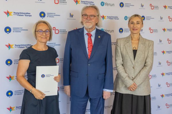 Uroczyste wręczenie Nagród Rektora dla osób zatrudnionych w toruńskiej części UMK [fot. Mikołaj Kuras] Kliknij, aby powiększyć zdjęcie
