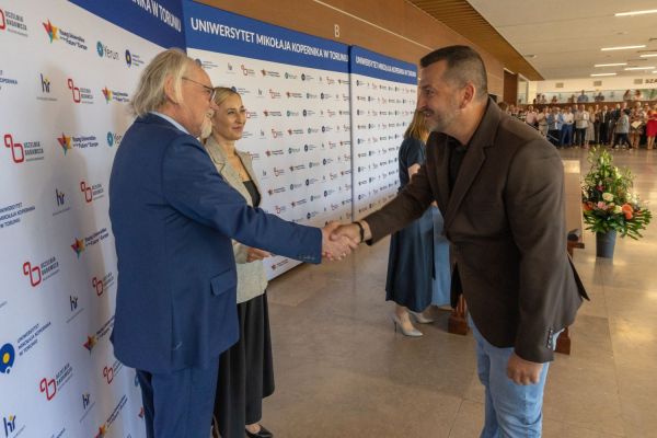 Uroczyste wręczenie Nagród Rektora dla osób zatrudnionych w toruńskiej części UMK [fot. Mikołaj Kuras] Kliknij, aby powiększyć zdjęcie