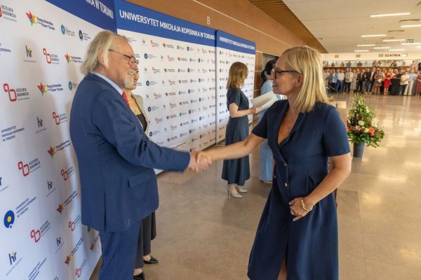 Uroczyste wręczenie Nagród Rektora dla osób zatrudnionych w toruńskiej części UMK [fot. Mikołaj Kuras] Kliknij, aby powiększyć zdjęcie