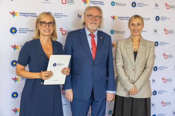 Uroczyste wręczenie Nagród Rektora dla osób zatrudnionych w toruńskiej części UMK [fot. Mikołaj Kuras] Kliknij, aby powiększyć zdjęcie