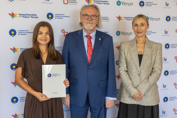 Uroczyste wręczenie Nagród Rektora dla osób zatrudnionych w toruńskiej części UMK [fot. Mikołaj Kuras] Kliknij, aby powiększyć zdjęcie