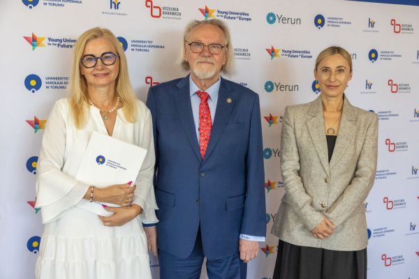 Uroczyste wręczenie Nagród Rektora dla osób zatrudnionych w toruńskiej części UMK [fot. Mikołaj Kuras] Kliknij, aby powiększyć zdjęcie