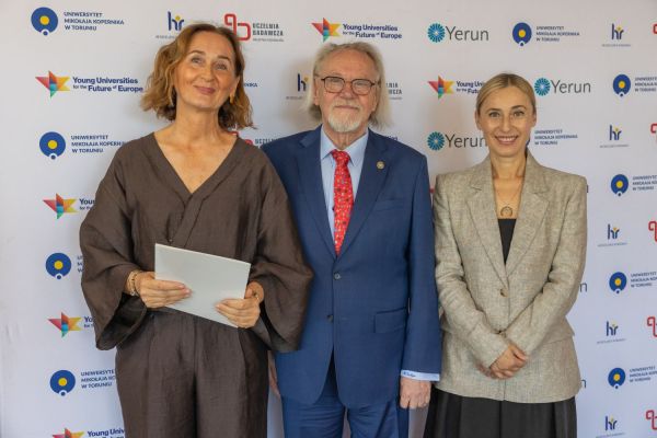 Uroczyste wręczenie Nagród Rektora dla osób zatrudnionych w toruńskiej części UMK [fot. Mikołaj Kuras] Kliknij, aby powiększyć zdjęcie