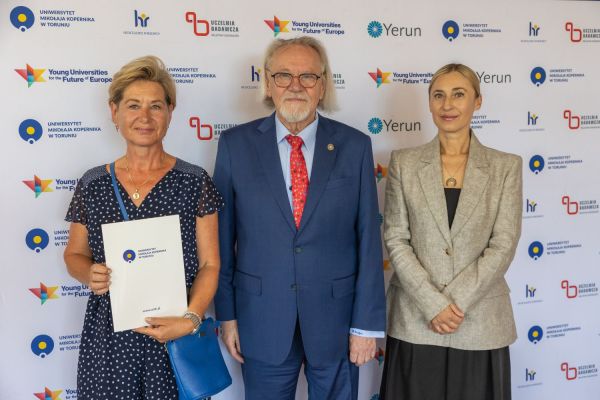 Uroczyste wręczenie Nagród Rektora dla osób zatrudnionych w toruńskiej części UMK [fot. Mikołaj Kuras] Kliknij, aby powiększyć zdjęcie