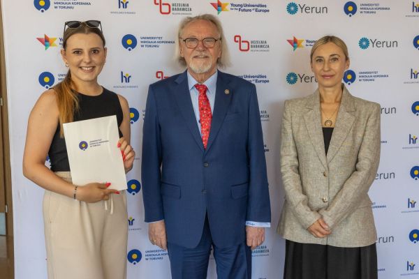 Uroczyste wręczenie Nagród Rektora dla osób zatrudnionych w toruńskiej części UMK [fot. Mikołaj Kuras] Kliknij, aby powiększyć zdjęcie