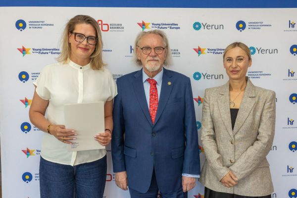 Uroczyste wręczenie Nagród Rektora dla osób zatrudnionych w toruńskiej części UMK [fot. Mikołaj Kuras] Kliknij, aby powiększyć zdjęcie